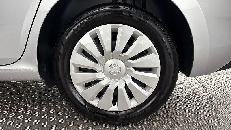 Škoda Scala 1.0 TSI Ambition - fotka 19 z 23