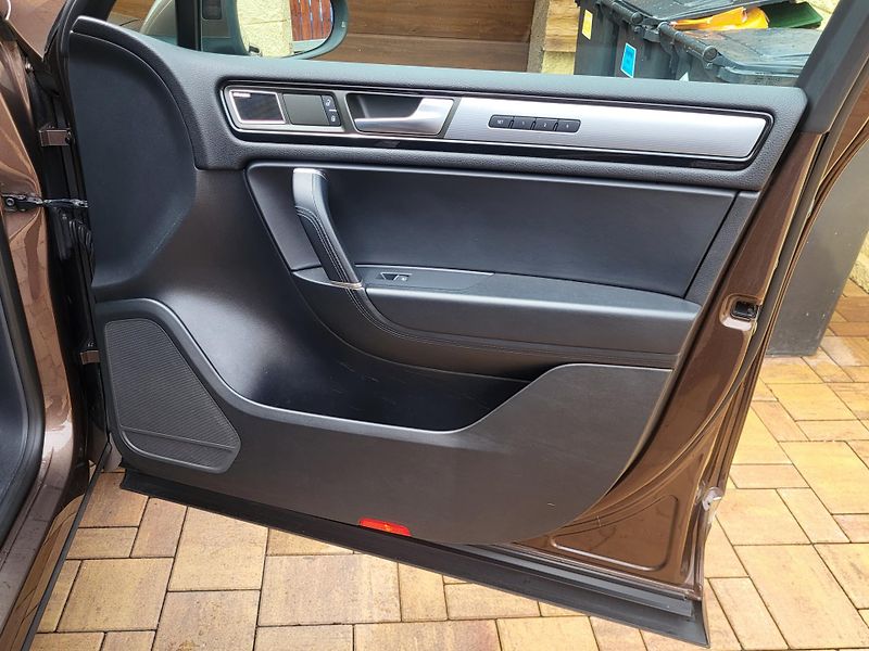 Volkswagen Touareg (2014) 4.2TDi V8 250KW*R-LINE*PANORAM - fotka 45 z 55