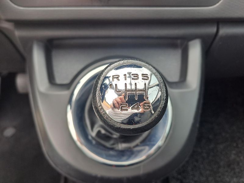 Citroën Grand C4 Picasso (2011) 1.6 HDi 7 MÍST - fotka 27 z 31