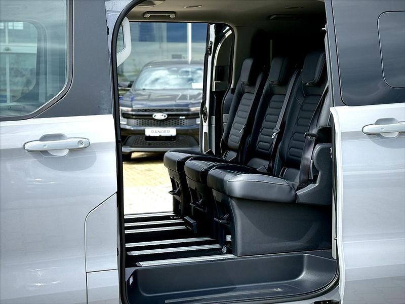 Ford Tourneo Custom 2,0 EcoBlue 125kW Titanium L2 - fotka 17 z 32