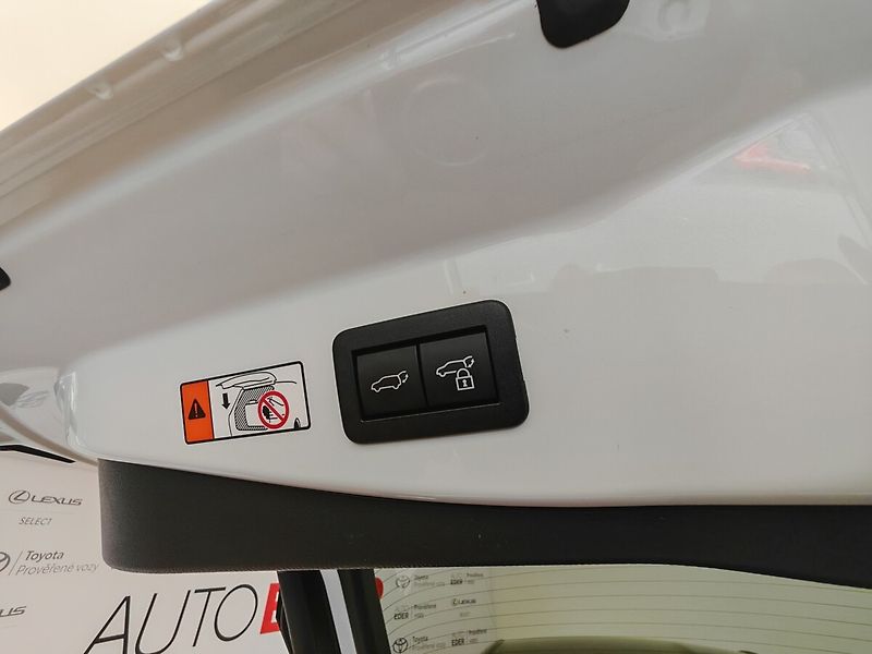 Toyota C-HR 2.0 Hybrid 4x4 Executive - fotka 14 z 44