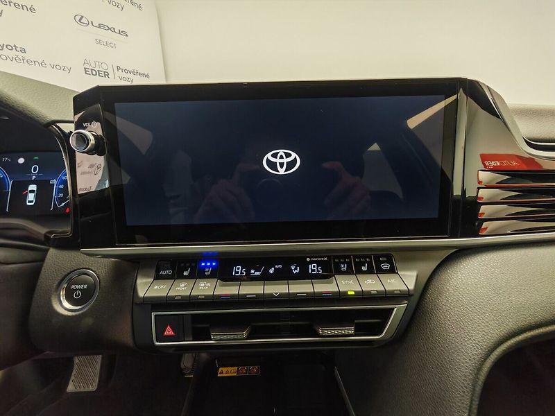 Toyota Camry 2.5 Hybrid Prestige - fotka 29 z 37