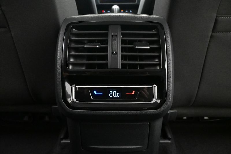 Volkswagen Passat 2,0 TDI 110 KW DSG Business Zá - fotka 22 z 32