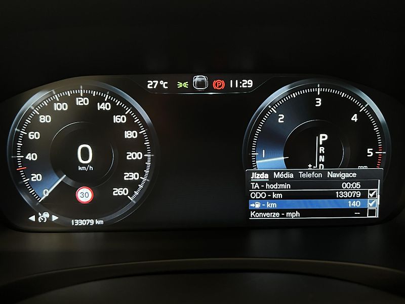Volvo V90 CC D5 AWD PRO CZ 1. maj. - fotka 21 z 44