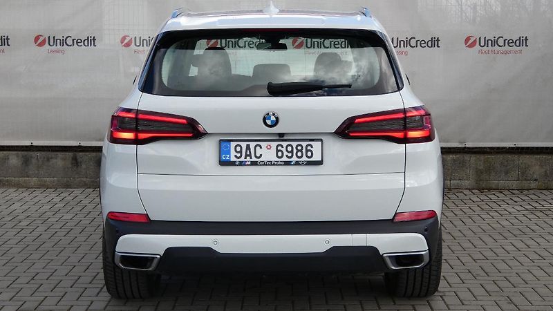 BMW X5 xDrive 40i - fotka 4 z 22