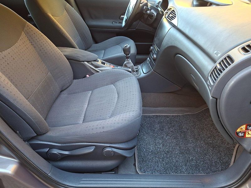 Renault Laguna (2004) 1.9dCi 79kW - fotka 18 z 28
