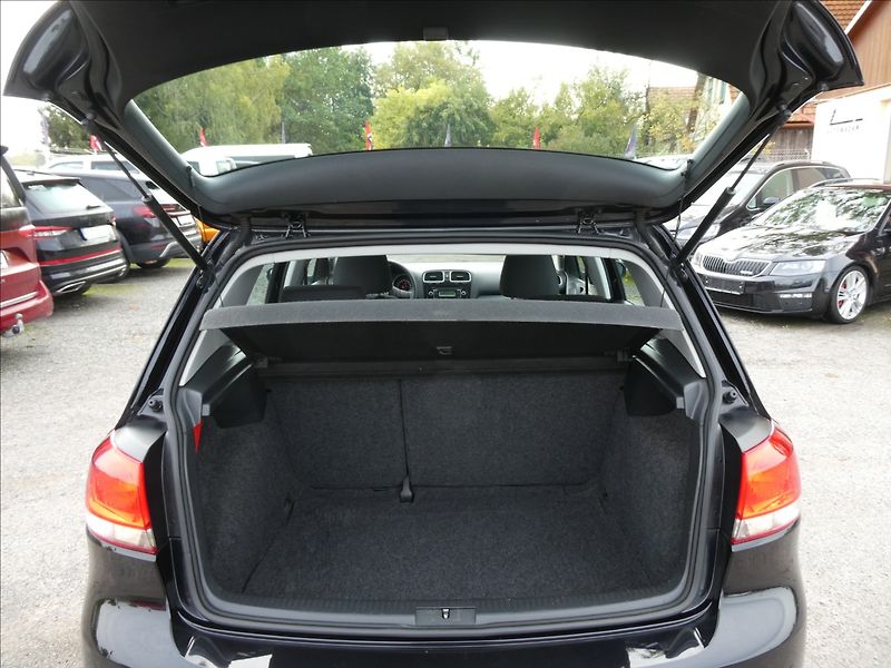 Volkswagen Golf 1,6 TDi 77kW serviska, závěs - fotka 17 z 43