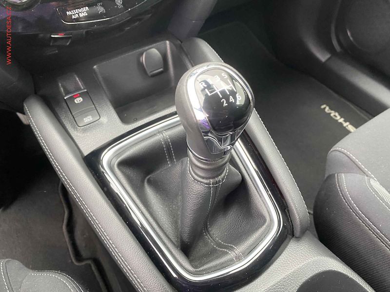 Nissan Qashqai (2018) 1.2 DIG-T, Panor, navi - fotka 15 z 17