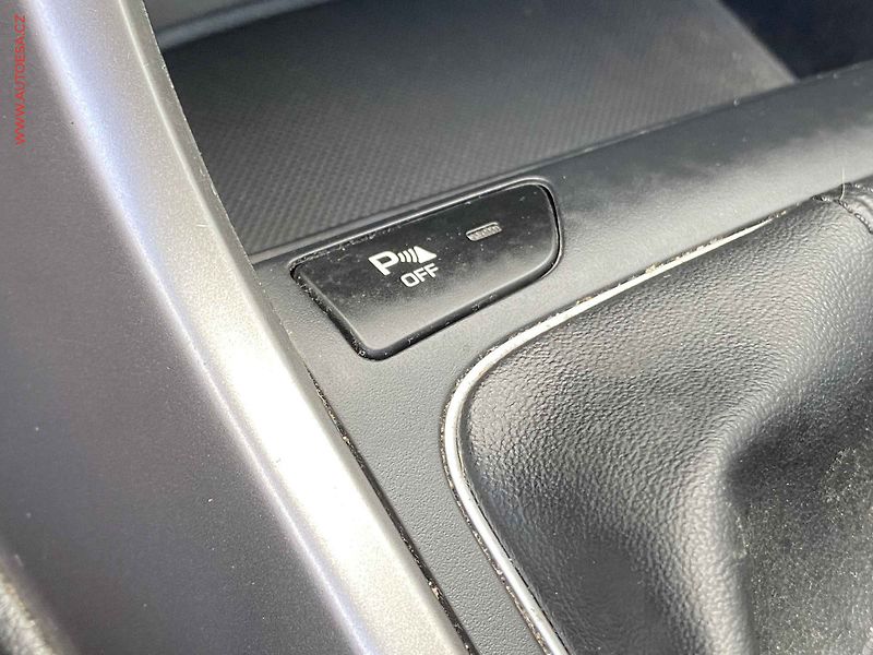 Hyundai i30 (2015) 1.6CRDi, ČR, AC - fotka 15 z 17