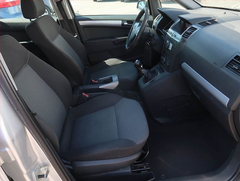Opel Zafira (2006) 1.6, 7 míst, jezdí dobře - fotka 9 z 18