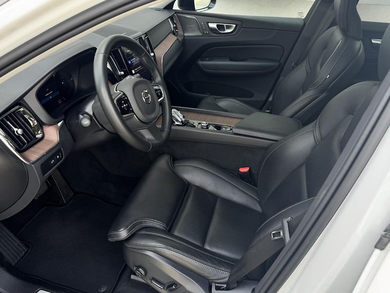 Volvo XC60 T8 AWD ULTIMATE // REZERVACE - fotka 13 z 45