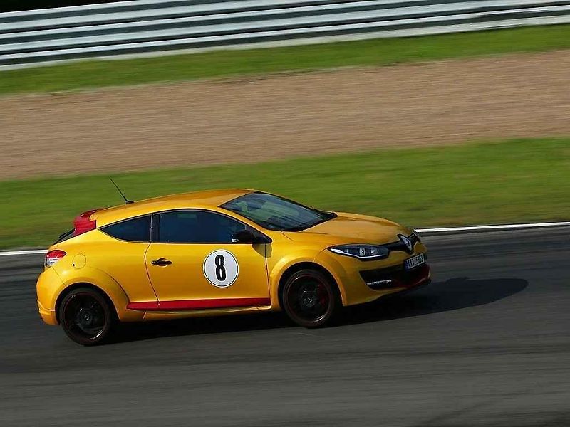 Rychlé Renaulty na Autodromu v Mostě.