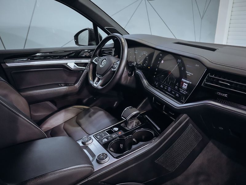 Volkswagen Touareg R-Line 4Motion 4.0 TDI 310kW - fotka 25 z 36