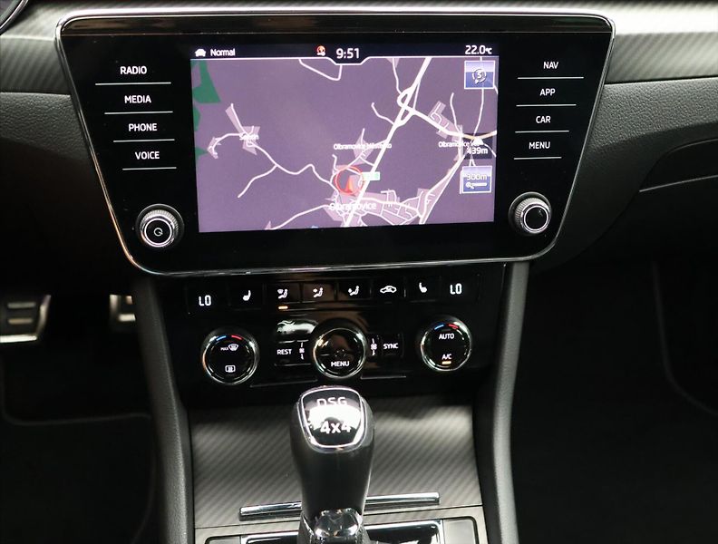 Škoda Superb 2.0 TSI 200kW DSG SportLine - fotka 28 z 42