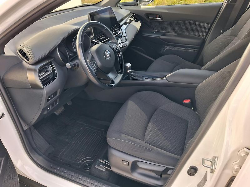 Toyota C-HR 1.8 HSD e-CVT Active - fotka 11 z 21