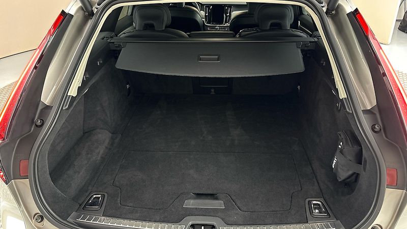 Volvo V90 2.0 B4 AUT Momentum Pro - fotka 17 z 30