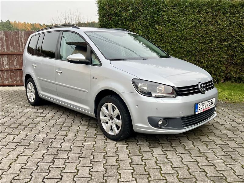 Volkswagen Touran 1,6 TDi  NAVI / kamera / ALU - fotka 7 z 44
