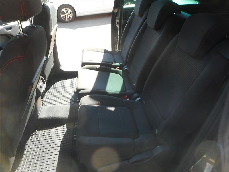 Volkswagen Sharan 2,0 TDi SOUND - fotka 25 z 38