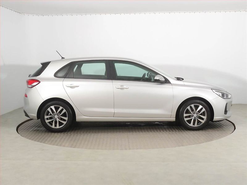 Hyundai i30 (2017) Comfort 1.4 CVVT, Serv.kniha - fotka 6 z 18