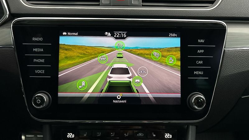 Škoda Superb 2.0 TDI DSG 4x4 Scout Combi - fotka 30 z 35