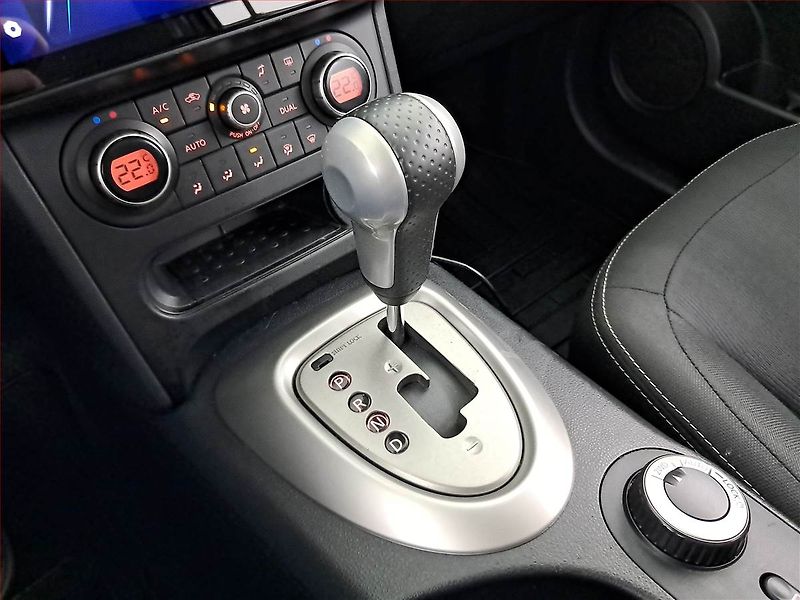 Nissan Qashqai (2011) 2.0 dCi, 4X4, Automat, 7 míst - fotka 13 z 20