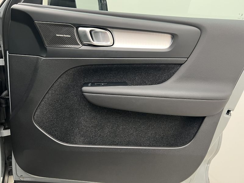 Volvo XC40 B3 DARK PLUS AUT CZ 1. maj. - fotka 45 z 45