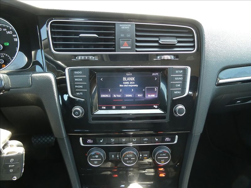 Volkswagen Golf 1,4 TSi 103kW DSG, webasto - fotka 29 z 51