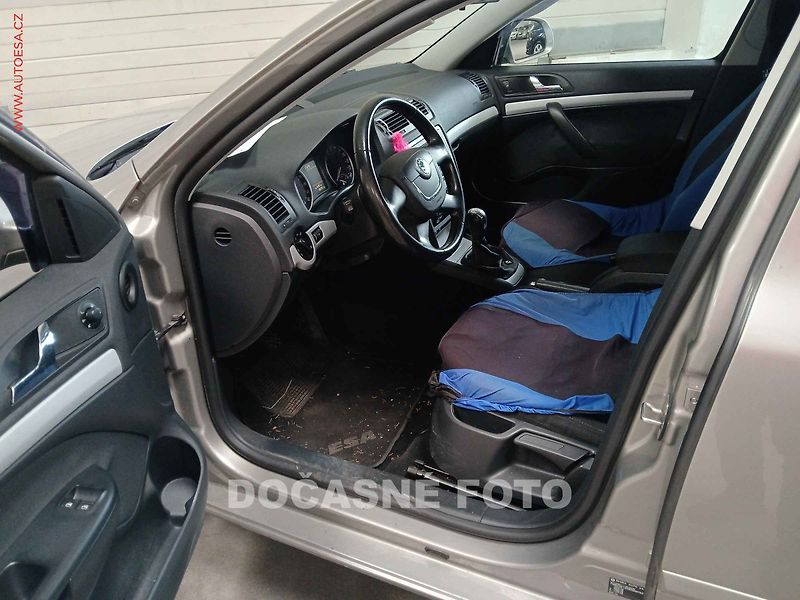 Škoda Octavia (2009) 1.9 TDi, ČR, AC, výhřev sed - fotka 3 z 3