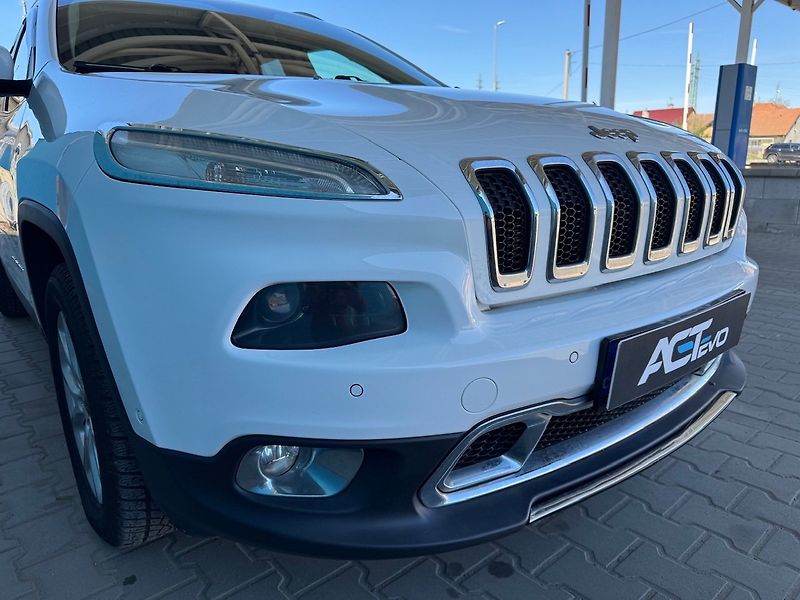 Jeep Cherokee (2015) 2.0 L TD Longitude - fotka 45 z 50