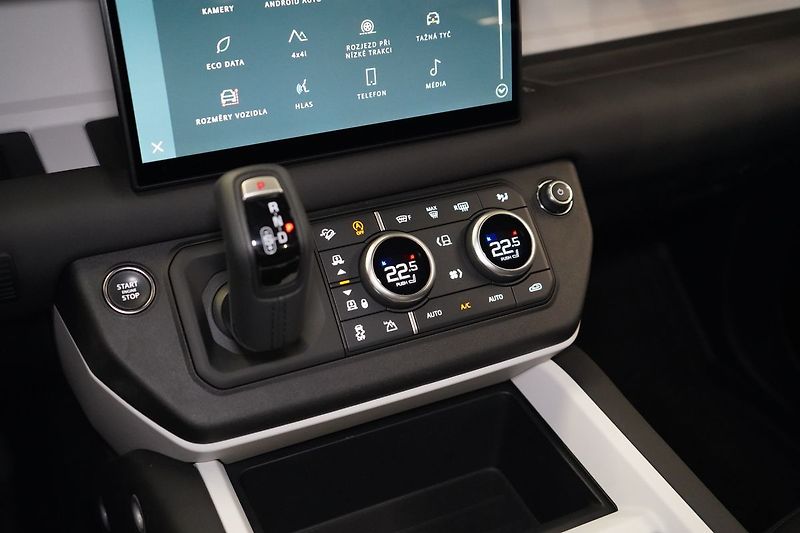 Land Rover Defender 110 D300 X-Dynamic SE - fotka 36 z 42