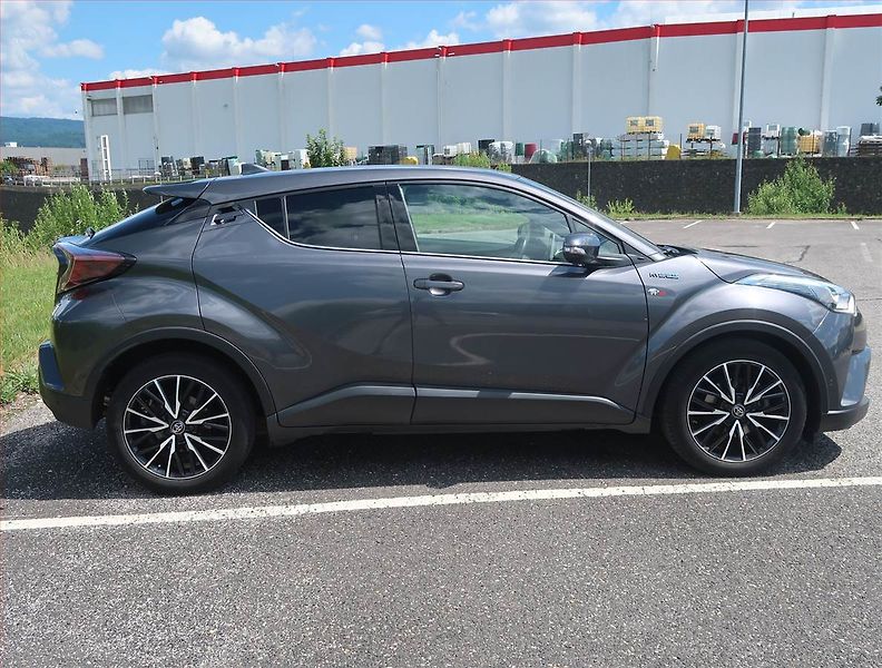 Toyota C-HR (2018) 1.8 Hybrid - fotka 6 z 18