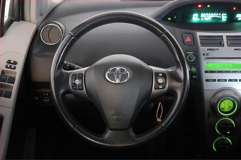 Toyota Yaris (2009) 1.33 Dual VVT-i, Serv.kniha - fotka 18 z 18