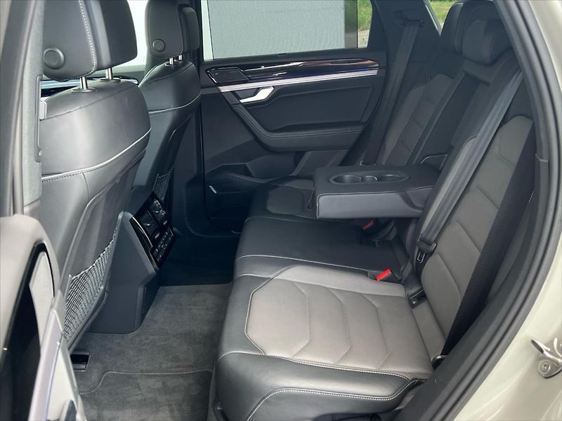 Volkswagen Touareg 3,0 TDi V6 210 kW 8AT 4x4 R-LI - fotka 13 z 31