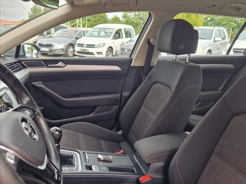 Volkswagen Passat 1,4 TSI 110kW BM SENZORY NOSIČ - fotka 18 z 42