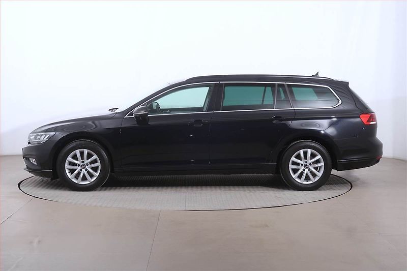 Volkswagen Passat (2022) Business 2.0 TDI, Automat - fotka 3 z 22