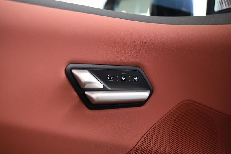 BMW iX3 50 xDrive - fotka 24 z 28