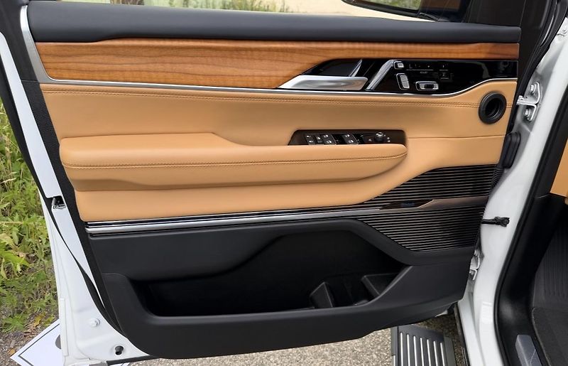 Jeep Grand Wagoneer (2022) + SERIES III + DPH + FULL + - fotka 22 z 36