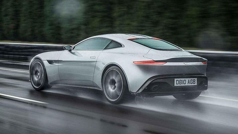 Aston Martin Vantage a DB10.