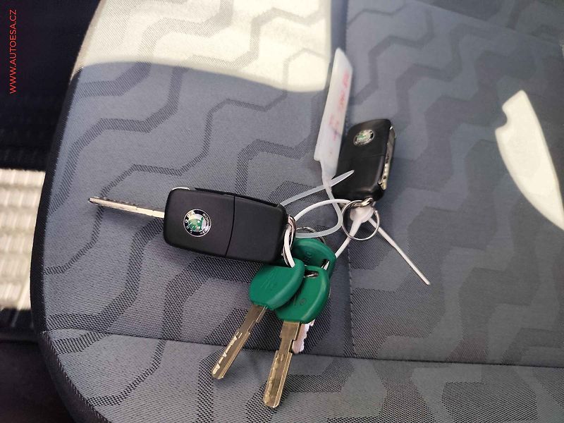 Škoda Roomster (2008) 1.9TDi, ČR, AC, výhřev sed - fotka 20 z 20