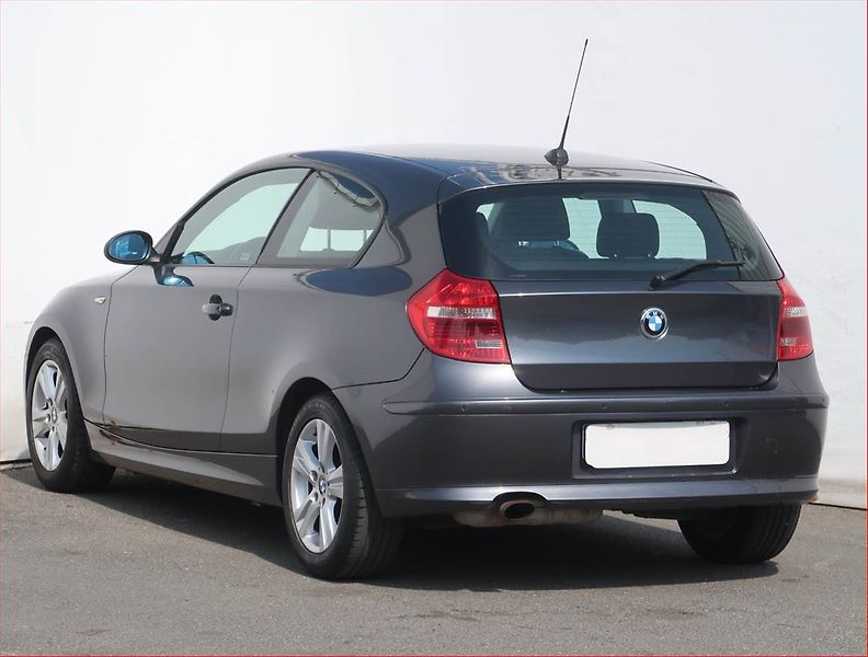BMW Řada 1 (2008) 118i, Xenony, Tempomat - fotka 4 z 18