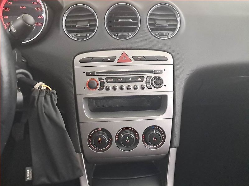 Peugeot 308 (2010) 1.6 HDi, 7 míst, nová STK - fotka 12 z 16
