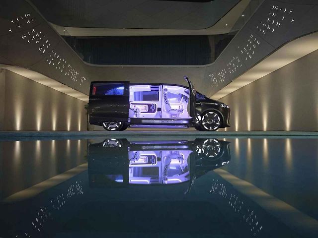 Nový Mercedes-Benz VLS bude luxusní dodávka. Zadní část připomíná obývací pokoj.