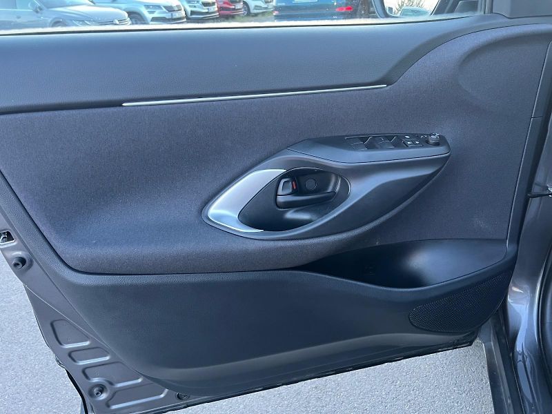Toyota Yaris Cross (2023) HYBRID COMFORT TECH e-CVT 85kW - fotka 18 z 31