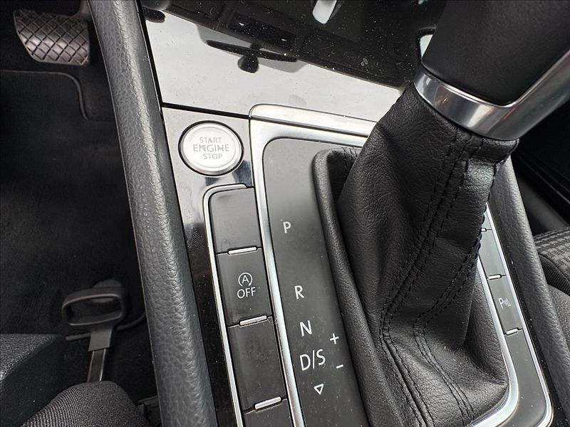 Volkswagen Golf 2,0 TDi 110kW Xen,Pano,Nez.Top - fotka 11 z 41