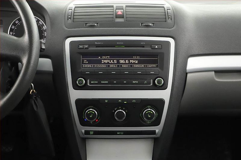 Škoda Octavia (2009) 1.6, Tempomat, Park. senzory - fotka 9 z 14