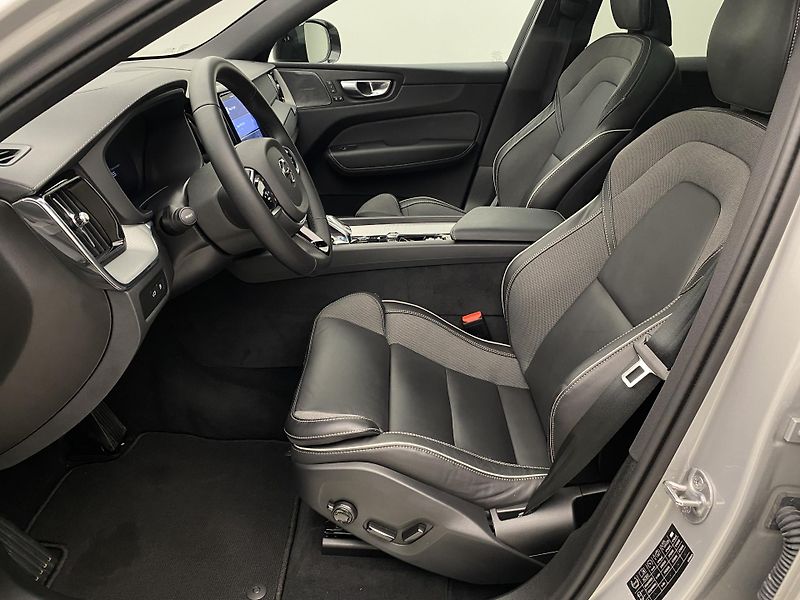 Volvo XC60 T6 AWD PLUG-IN ULTIMATE DARK  - fotka 3 z 52