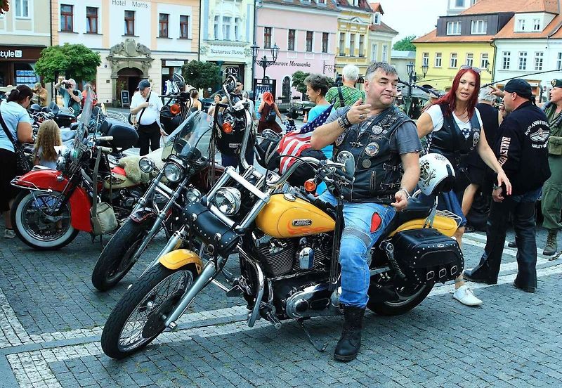 Spanilá jízda amerických historických vozidel a motocyklů v České Lípě.