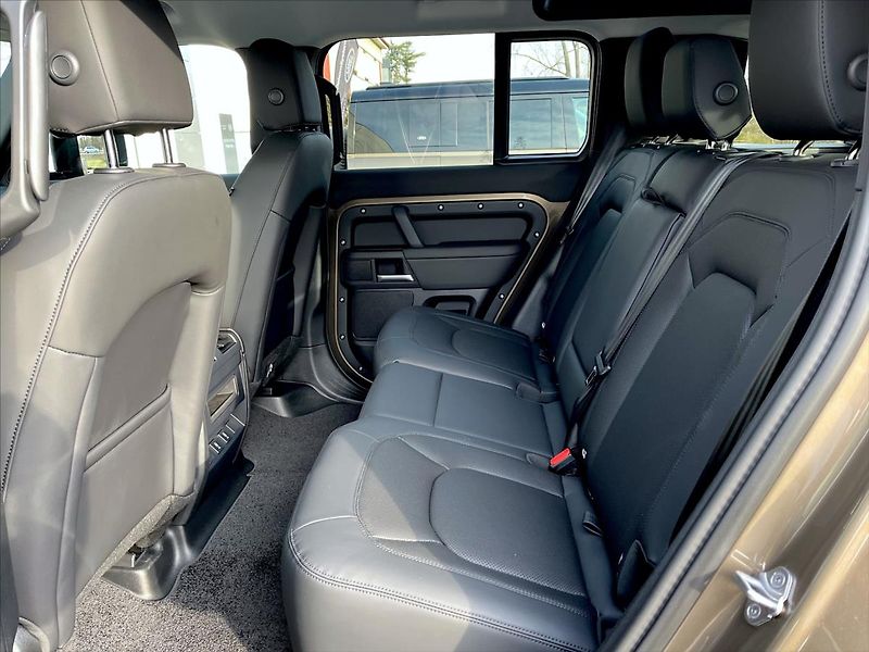 Land Rover Defender 3,0 110 X-Dynamic SE D250 AWD - fotka 14 z 14