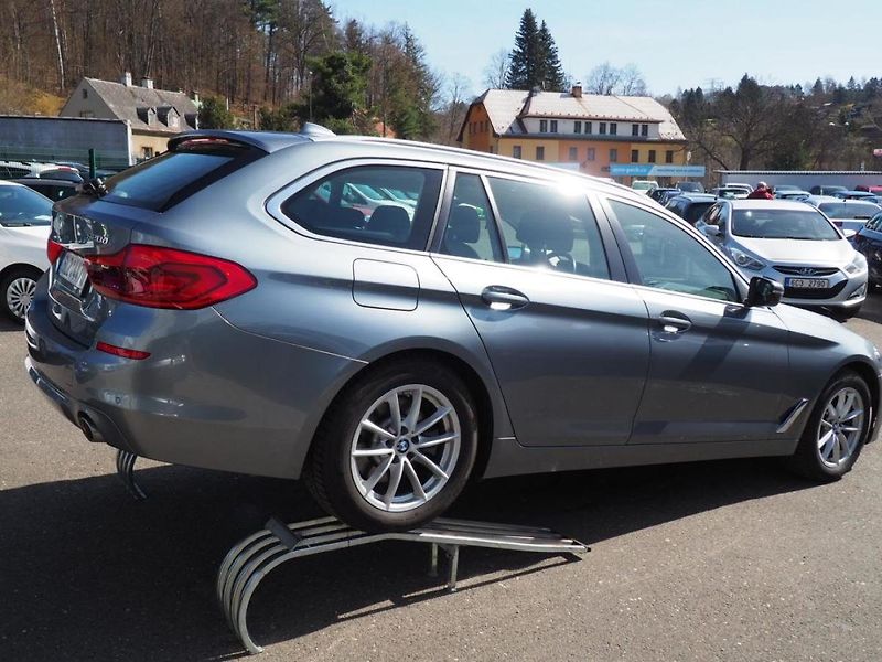 BMW Řada 5 (2018) 520d xDrive, HeadUp, Key - fotka 4 z 41