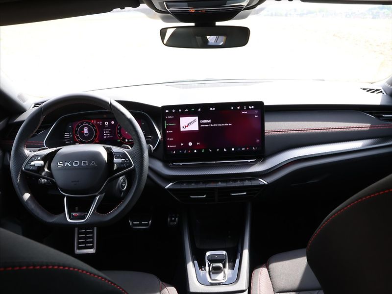 Škoda Octavia 2,0 TSI DSG RS DPH 1.maj CZ - fotka 16 z 31